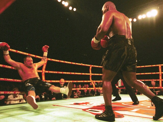 BOKSELEGENDE: Mike Tyson var tidligere en av verdens beste boksere. Her har Tyson slått ut danske Brian Nielsen i 2001. Foto: All Over Press BOKSELEGENDE: Mike Tyson var tidligere en av verdens beste boksere. Her har Tyson slått ut danske Brian Nielsen i 2001. Foto: All Over Press